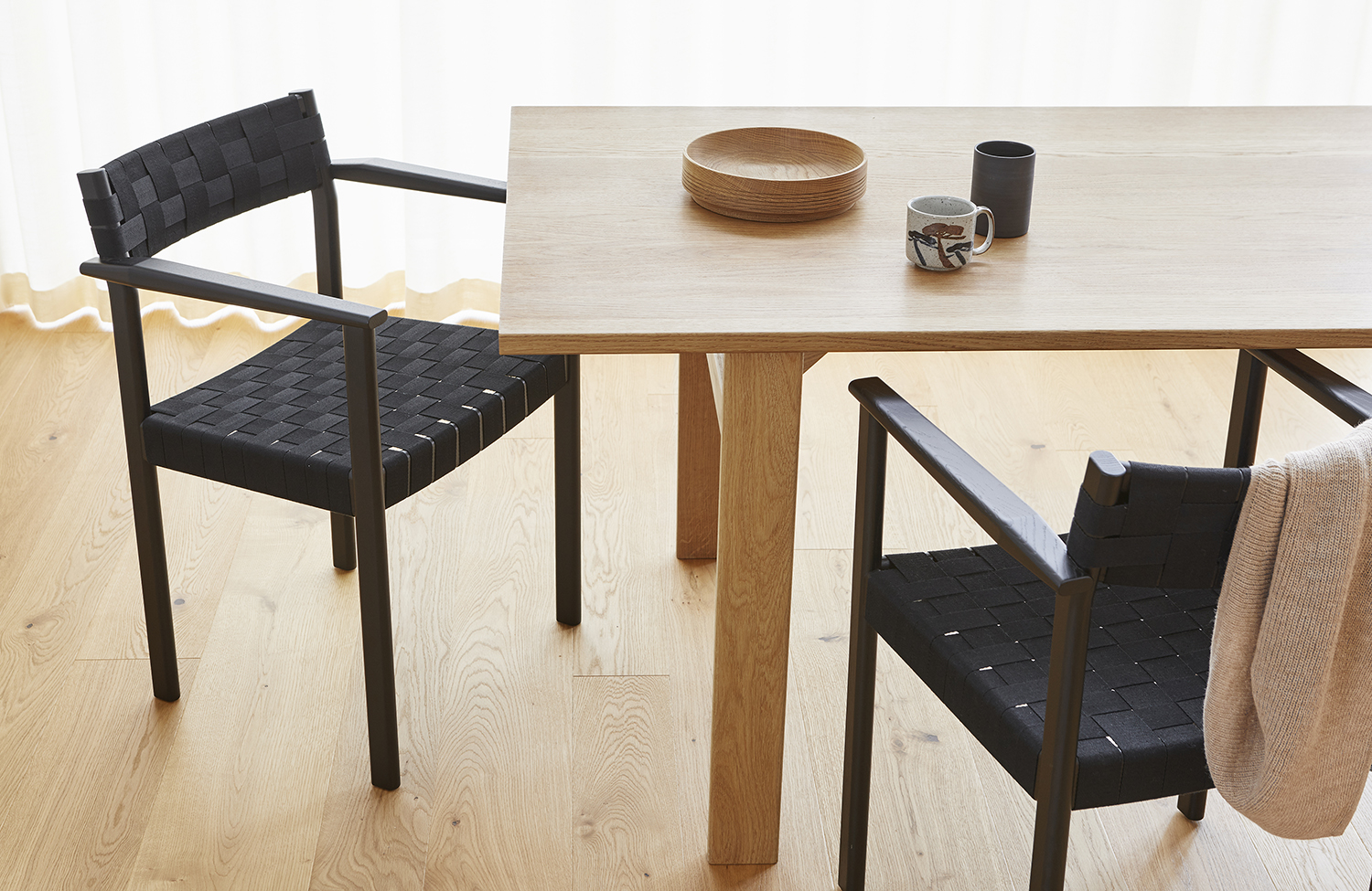 Form-and-Refine_Living_Motif-Armchair-Black_Damsbo-Dining-Table