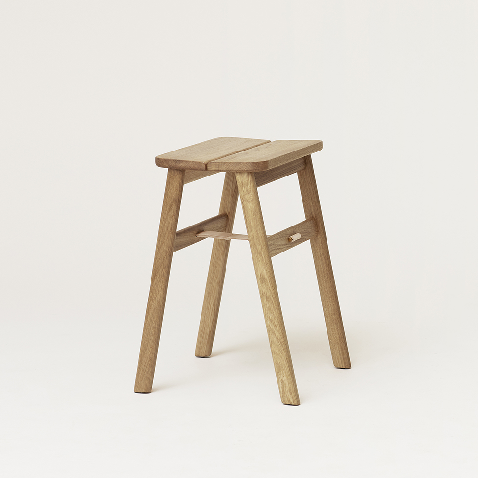 FR_angle-foldable-stool_white-oak_perspective